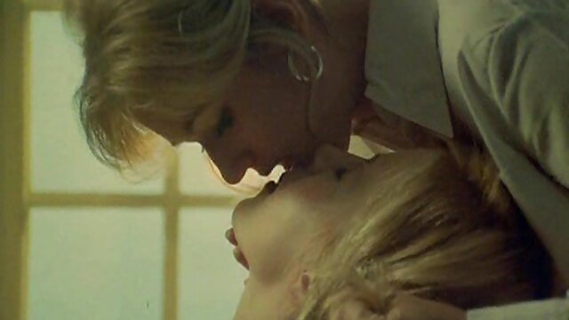 جودة عالية : امرأة سمراء وشقراء في حالة سكر سكس اجنبي سكس اجنبي ثم يمارس الجنس مع رجل في الثلاثي فيديو سكس